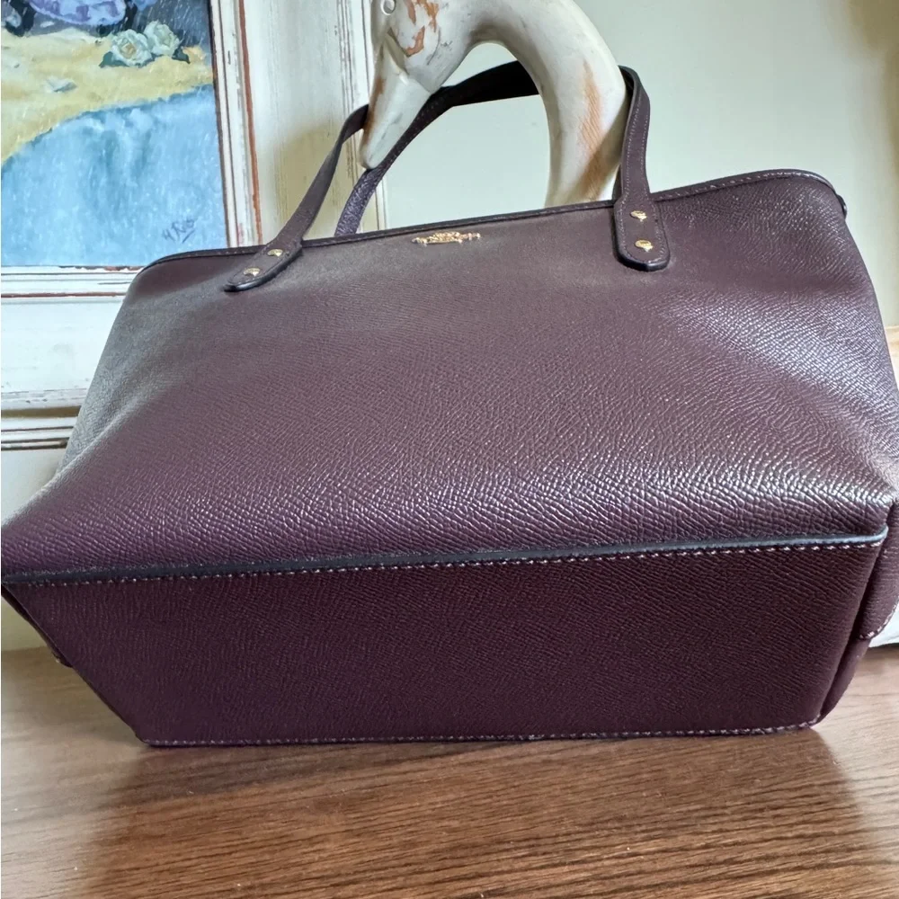 COACH, Brown Tote, Pre-Owned, Condition. Zippered, Gold Hardware. Very Nice. BR - Picture 3 of 10